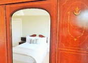 Large Double Room - wardrobe - B&B Alcuin Lodge